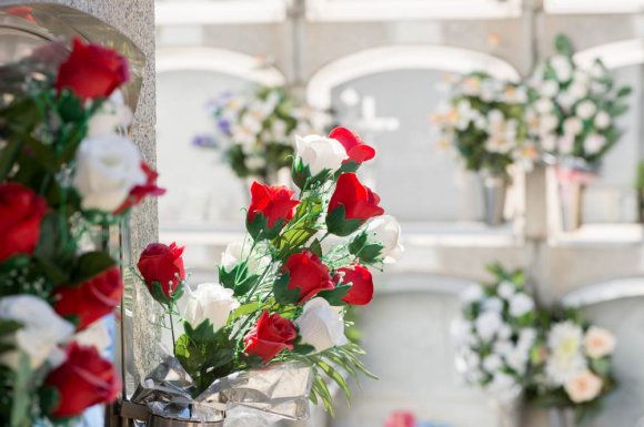 Composition et livraison d'une gerbe de fleurs naturelles avec ruban pour enterrement - Saint-Denis - Les Fleurs de Camelias