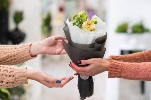 Fleuriste pour la création d'un bouquet de fleurs fraîches du moment - Saint-Denis - Les  Fleurs de Camelias