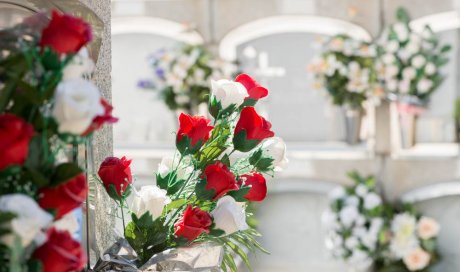 Composition et livraison d'une gerbe de fleurs naturelles avec ruban pour enterrement - Saint-Denis - Les Fleurs de Camelias